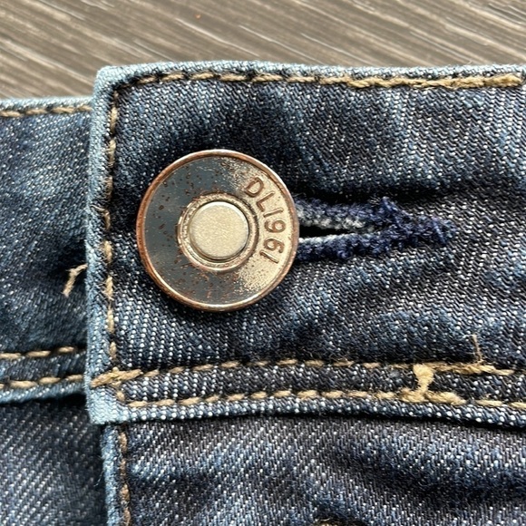 Sz32 DL1961 Karen High Rise Skinny in a Medium Blue wash In GUC - Picture 8 of 8